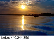 Лодка с рыбаками на Рассвете. Стоковое фото, фотограф Алексей Горшенин / Фотобанк Лори