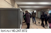 Passengers buy tickets to travel on the subway. Moscow. Kuzminki station. 28.03.2023. Редакционное видео, видеограф Ярославский Максим / Фотобанк Лори