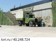 Волгоград, набережная реки Волга, Россия. Пейзаж, военная реконструкция, старый автомобиль ЗИС-5 и солдаты, Сталинградская битва. (2021 год). Редакционное фото, фотограф Андрей Цыганков / Фотобанк Лори
