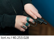Пистолет в руках преступника крупным планом. Стоковое фото, фотограф Станислав Самойлов / Фотобанк Лори