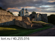 View of the wall of the Izborsk fortress, the Nikolsky Gate and St. Nicholas (Nikolsky) Cathedral (XIV-XVII century) on a sunny summer morning, Izborsk, Pskov region, Russia. Стоковое фото, фотограф Ula Ulachka / Фотобанк Лори