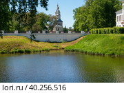 Вид на  пешеходный Никольский мост, часть туристического маршрута Золотого кольца России. Углический кремль (2022 год). Стоковое фото, фотограф Pukhov K / Фотобанк Лори