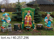 Фигура царя Гороха на троне и с шутами, играющими на балалайках. Гороховец, Владимирская область (2022 год). Редакционное фото, фотограф Pukhov K / Фотобанк Лори