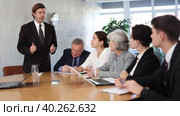 Businessman holding meeting for senior managers in the meeting room. Стоковое видео, видеограф Яков Филимонов / Фотобанк Лори