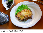 French style meat in cheese sauce with lettuce leaf. Стоковое фото, фотограф Яков Филимонов / Фотобанк Лори