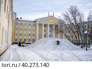 Вид на здание областной думы. Город Мурманск (2023 год). Редакционное фото, фотограф Владимир Макеев / Фотобанк Лори