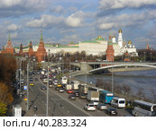 Вид на Московский Кремль. Плотное движение на Пречистенской набережной. Район Хамовники. Город Москва (2013 год). Редакционное фото, фотограф lana1501 / Фотобанк Лори