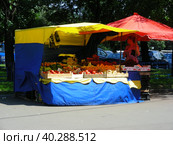 Торговая палатка. Большая Юшуньская улица. Район Зюзино. Город Москва (2014 год). Редакционное фото, фотограф lana1501 / Фотобанк Лори