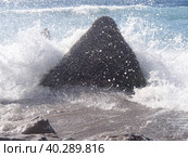 Морской прибой. Морская волна разбивается о камни. Выборочная фокусировка, малая глубина резкости (2019 год). Стоковое фото, фотограф Сергей Елизарьев / Фотобанк Лори