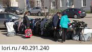 Малый бизнес торговля одеждой на улице. Липецк. (2023 год). Стоковое фото, фотограф Евгений Будюкин / Фотобанк Лори