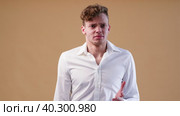Angry young man in white shirt. Стоковое видео, видеограф Сергей Петерман / Фотобанк Лори