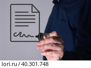 Electronic signature concept, electronic signature icon, business people sign electronic documents on digital documents. Стоковое фото, фотограф Григорий Алехин / Фотобанк Лори