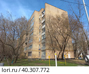 Семиэтажный трёхподъездный кирпичный жилой дом индивидуального проекта, построен в 1978 году. 15-я Парковая улица, 54. Район Северное Измайлово. Город Москва (2023 год). Редакционное фото, фотограф lana1501 / Фотобанк Лори