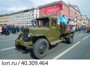Советский грузовик ЗиС-5 на параде ретротранспорта в честь дня Победы. Санкт-Петербург (2017 год). Редакционное фото, фотограф Виктор Карасев / Фотобанк Лори