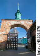 Въездные ворота в Можайский Кремль (дата постройки 1802-1804 г.). Город Можайск, Московская область (2022 год). Редакционное фото, фотограф Наталья Николаева / Фотобанк Лори