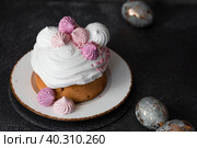 Beautiful stylish still life. Easter cake with meringue, marshmallows, and Easter eggs on a dark background. happy Easter. Стоковое фото, фотограф Photojuli / Фотобанк Лори