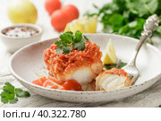 Белая рыба (треска, минтай, нототения, хек) под маринадом из овощей (лук, морковь, помидоры и петрушка) Стоковое фото, фотограф Виктория Панченко / Фотобанк Лори