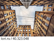 Двор колодец в Санкт-Петербурге, Россия. Стоковое фото, фотограф Олег Шагапов / Фотобанк Лори