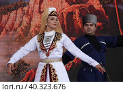 Осетины в национальных костюмах танцуют народные горские танцы (2022 год). Редакционное фото, фотограф Free Wind / Фотобанк Лори