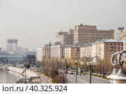 The building of the Ministry of Defense of the Russian Federation on the Frunzenskaya Embankment with an air defense system on the roof. Russia, March 2023. Редакционное фото, фотограф Photojuli / Фотобанк Лори
