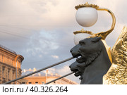 Грифоны Банковского моста крупным планом. Санкт-Петербург (2019 год). Редакционное фото, фотограф Ольга Визави / Фотобанк Лори