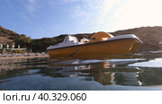 Underwater and then surface slow motion video of catamaran in the bay on Crete, Greece. Редакционное видео, видеограф Сергей Пристяжнюк (Serg Zastavkin) / Фотобанк Лори