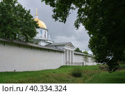 View of the outer wall of the Holy Dormition Pskov-Pechersk Monastery and St. Michael's Cathedral on a sunny summer day, Pechora, Pskov region, Russia. Стоковое фото, фотограф Ula Ulachka / Фотобанк Лори