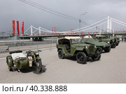 Советский тяжёлый мотоцикл М-72 с коляской и полноприводный легковой автомобиль ГАЗ-67 на выставке военной техники в Центральном парке культуры и отдыха им. М. Горького Москвы (2022 год). Редакционное фото, фотограф Free Wind / Фотобанк Лори