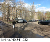 Пятиэтажный трёхподъездный кирпичный жилой дом серии I-410 (САКБ), построен в 1958 году. Бойцовая улица, 24, корпус 1. Район Богородское. Город Москва (2023 год). Редакционное фото, фотограф lana1501 / Фотобанк Лори