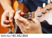 Man playing the mandolin. hands closeup. Стоковое фото, фотограф Радомир Тарасов / Фотобанк Лори