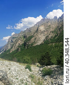 Ущелье по дороге на ледник в горах Кавказа (2021 год). Редакционное фото, фотограф Юлия Кваскова / Фотобанк Лори