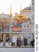 Церковь Святого Николая Чудотворца в лучах заходящего солнца. Москва, 1-й Смоленский переулок, 20 Православный храм в центре Москвы, в районе Арбат. Россия, Москва 2023. Редакционное фото, фотограф Photojuli / Фотобанк Лори