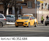 Автомобиль с брендом "Яндекс. Такси". Первомайская улица. Район Восточное Измайлово. Город Москва (2022 год). Редакционное фото, фотограф lana1501 / Фотобанк Лори