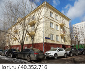 Четырёхэтажное кирпичное здание. Построено в 1950 году. Главное управление пенсионного фонда РФ № 7 по г. Москве и Московской области. 12-я Парковая улица, 6. Район Восточное Измайлово. Город Москва (2022 год). Редакционное фото, фотограф lana1501 / Фотобанк Лори