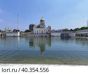 Храм Гурудвара Бангла Сахиб в Дели (Индия) (2023 год). Редакционное фото, фотограф Максим Гулячик / Фотобанк Лори