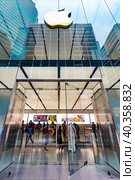 Apple store in Canton Road, Hong Kong, China (2017 год). Редакционное фото, фотограф Александр Подшивалов / Фотобанк Лори