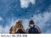 Люди смотрят на самолеты. Стоковое фото, фотограф Михаил Богородский / Фотобанк Лори