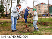 Общегородской весенний субботник. Участники субботника во время уборки листьев в Рахманиновском сквере. (2023 год). Редакционное фото, фотограф Евгений Кашпирев / Фотобанк Лори