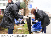 Общегородской весенний субботник.  Участники субботника во время покраски ограждений вокруг Рахманиновского сквера. (2023 год). Редакционное фото, фотограф Евгений Кашпирев / Фотобанк Лори