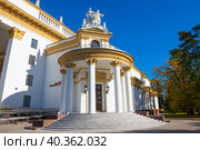 Павильон №71 (фрагмент здания). Центр государственных услуг. Мои документы на ВДНХ. Москва (2022 год). Редакционное фото, фотограф E. O. / Фотобанк Лори