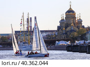 Открытие Летнего туристического сезона в Санкт-Петербурге. Регата парусных судов у Благовещенского моста в акватории реки Невы. (2023 год). Редакционное фото, фотограф Евгений Кашпирев / Фотобанк Лори