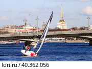 Открытие Летнего туристического сезона в Санкт-Петербурге.  Регата парусных судов у Благовещенского моста в акватории реки Невы. (2023 год). Редакционное фото, фотограф Евгений Кашпирев / Фотобанк Лори