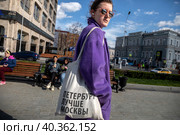Люди гуляют по Тверскому бульвару в центре города Москвы в солнечный весенний день, Россия (2023 год). Редакционное фото, фотограф Николай Винокуров / Фотобанк Лори