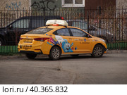 Желтый легковой автомобиль Яндекс Такси на обочине городской дороги. Редакционное фото, фотограф Сергеев Валерий / Фотобанк Лори