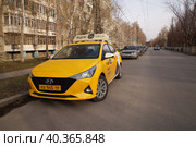 Желтый легковой автомобиль Яндекс Такси на обочине городской дороги. Редакционное фото, фотограф Сергеев Валерий / Фотобанк Лори