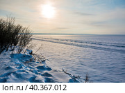 Поверхность Обского моря зимой со снежными заносами. Западная Сибирь Россия, Новосибирская область (2023 год). Стоковое фото, фотограф Евгений Мухортов / Фотобанк Лори