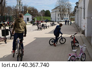 Обкатка новых велосипедов, г. Верея (2023 год). Редакционное фото, фотограф Заворотный Владимир Петрович / Фотобанк Лори