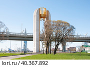 Арка-звонница с карильоном возле Яхтенного моста (2023 год). Редакционное фото, фотограф Татьяна Шикова / Фотобанк Лори