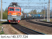 Советский  электровоз ВЛ80с-832 с грузовым поездом проходит поворот солнечным весенним днем (2023 год). Редакционное фото, фотограф Виктор Карасев / Фотобанк Лори