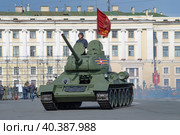 Советский танк  Т-34-85 на репетиции парада в честь Дня Победы. Дворцовая площадь, Санкт-Петербург (2023 год). Редакционное фото, фотограф Виктор Карасев / Фотобанк Лори